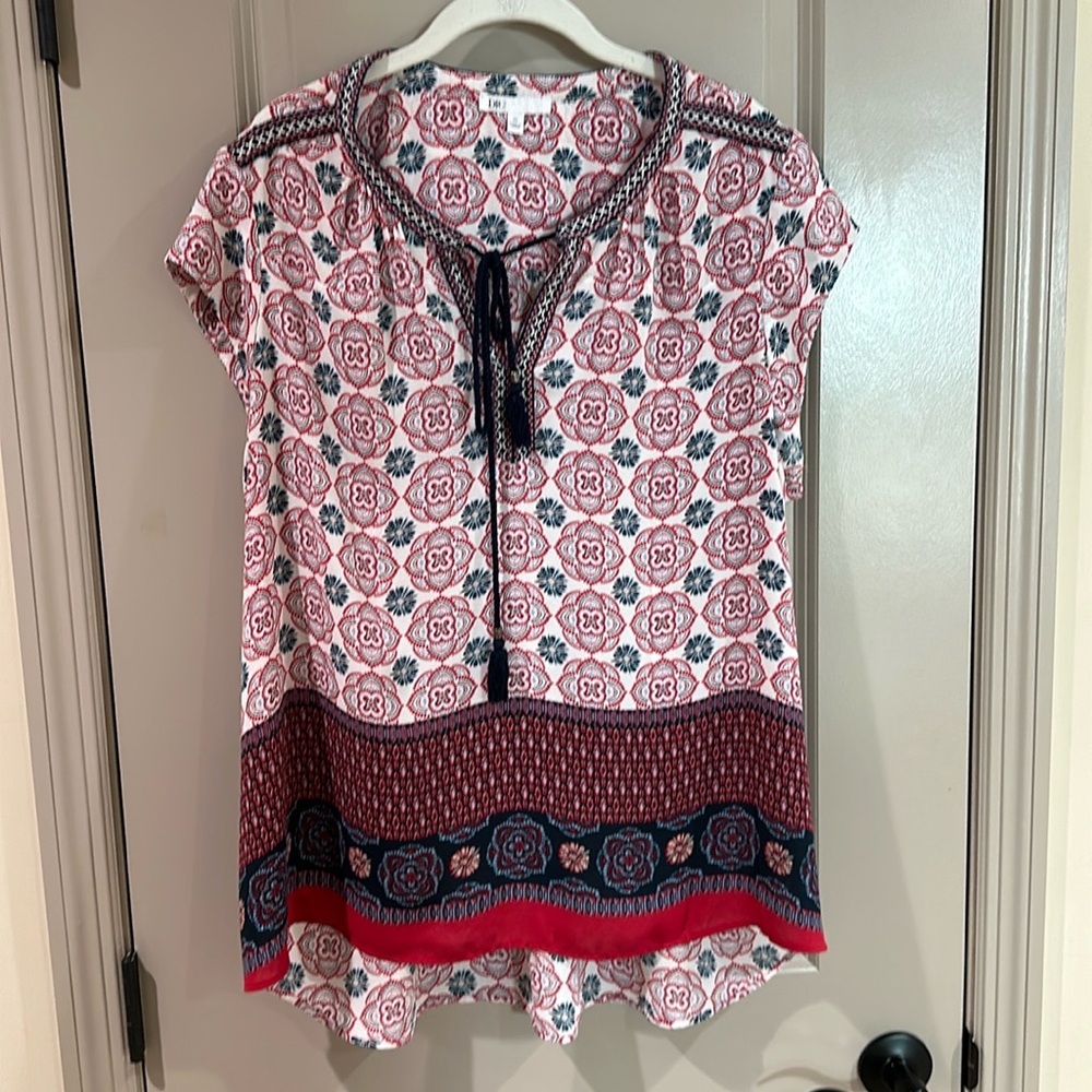 DR2 short sleeved top with embroidered neckline